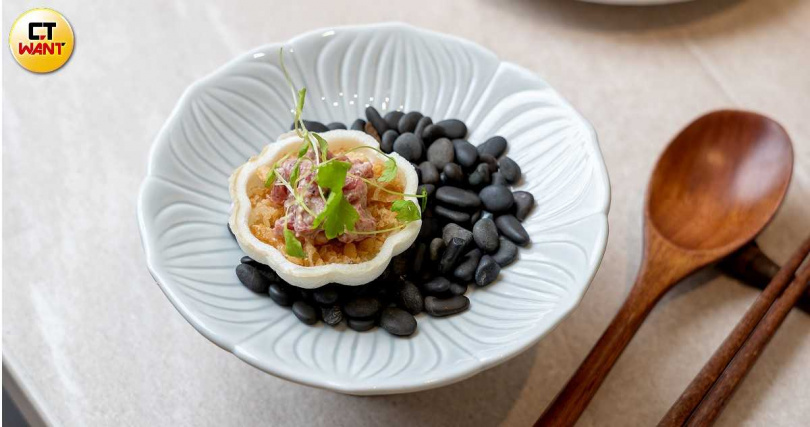 「牛肉韃靼 皮蛋 最中餅」以牛肉韃靼取代瘦肉、最中餅呼應粥，連點綴的西芹苗亦發想自提味的芹菜，薄脆口感中又飄散似曾相識的香氣。（180元，圖／焦正德攝）