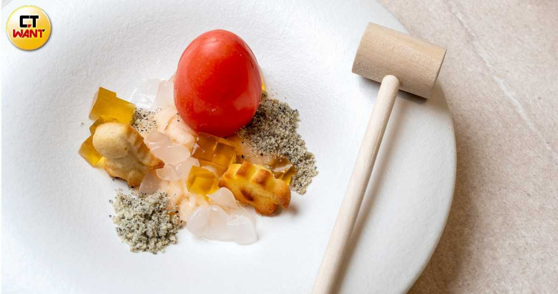 以葡萄柚泡泡、亞答枳與恐龍造型費南雪環繞的「生日紅蛋」，可讓壽星自行破蛋享用，訂位時事先告知便可獲得款待。（圖／焦正德攝）