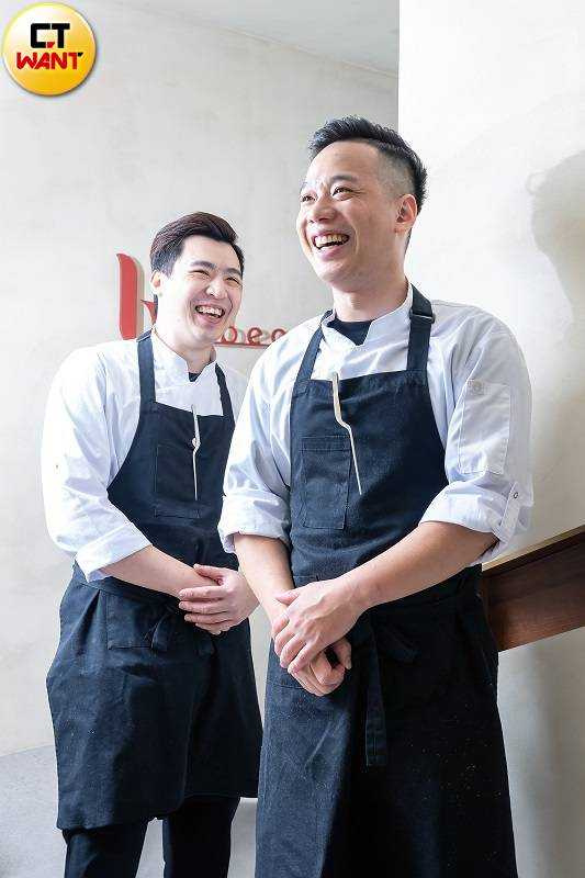 相識多年的雙主廚Eric（右）與Adam摸索出共事之道，每道菜的發想由一位主導，另一位則以不脫離創作核心的方式給予建議，在碰撞中讓菜色風味更飽滿。（圖／焦正德攝）