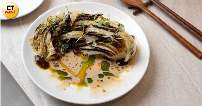 「山東大白菜 蝦油 扁魚」為了與傳統較軟爛的口感區隔，主廚將白菜透過香煎、奶油淋熟的方式處理，保留脆度之餘又帶出香氣。（260元，圖／焦正德攝）