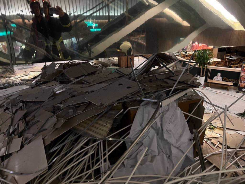 當時一名在11樓裝修的工人在氣爆當下感到受有如「10級地震」上下劇烈晃動。圖為10樓櫃位。（圖／消防署提供）