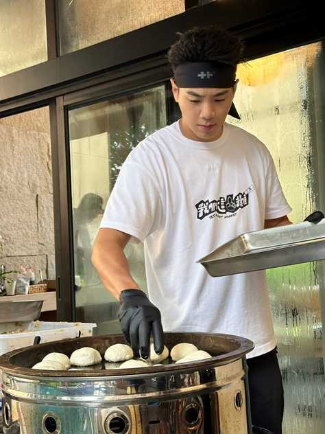 禾浩辰表示自己做煎包累到懷疑人生。（圖／三立提供）
