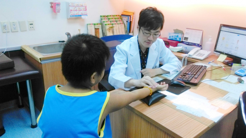 清明是轉骨的好時機，但醫師提醒要諮詢專家意見，不要貿然轉骨，以免造成反效果。（圖／報系資料照）