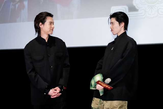 PP Krit（右）重現片中同志鬼「迪迪」的招牌表情。（圖／金盞花大影業提供）