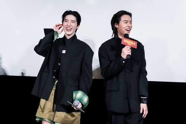 PP Krit（左）準備發光的紅色耳環，象徵票房紅紅火火。（圖／金盞花大影業提供）