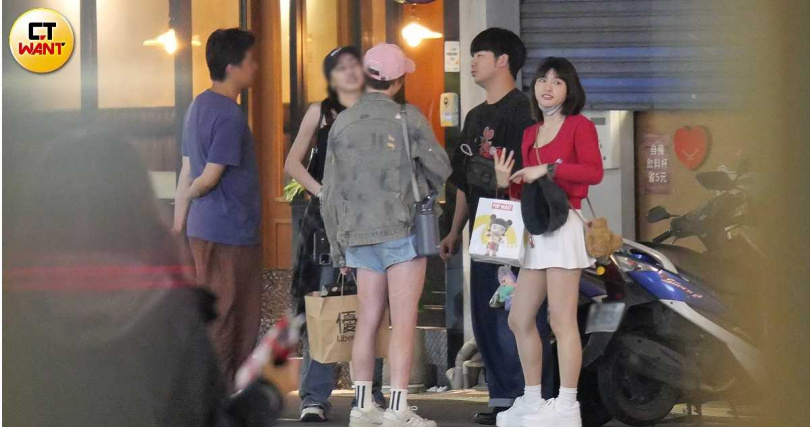 飽餐一頓後,峮峮、胡瑋杰、東東與另外兩位朋友在店外開心閒聊。(圖/本刊攝影組)