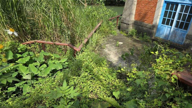 有民眾發現，近日基隆市暖暖區的百年幫浦間不僅樓梯圍上警戒線，還雜草叢生，質疑歷史建物沒有妥善維管。（讀者提供／張志康基隆傳真）