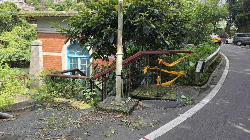 有民眾發現，近日基隆市暖暖區的百年幫浦間不僅樓梯圍上警戒線，還雜草叢生，質疑歷史建物沒有妥善維管。（讀者提供／張志康基隆傳真）