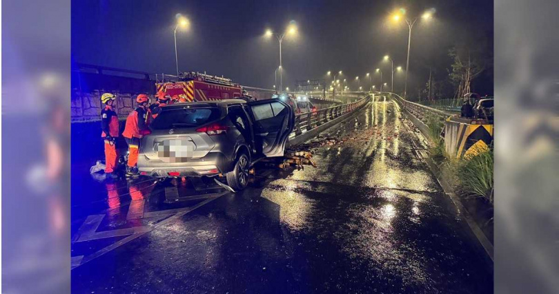 中安大橋發生76歲黃姓男子駕車自撞護欄事故，黃男送醫急救無效。（圖／民眾提供）