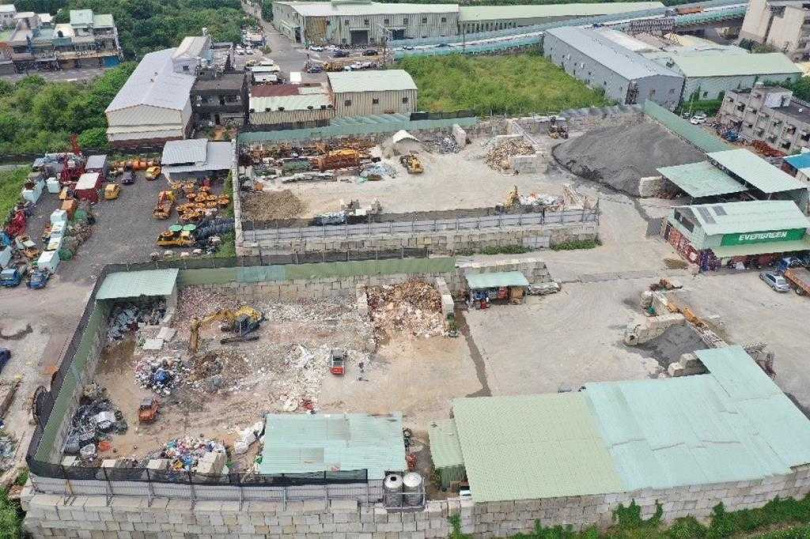 桃園市2021年規定全市違反「棧仔場」於今年4月底落日,但議員直指9家業者在2年9個月期間只被開了張6萬元罰單,等同每月1818元「保護費」就能換2年9個月的為所欲為。(圖/朱珍瑤提供)
