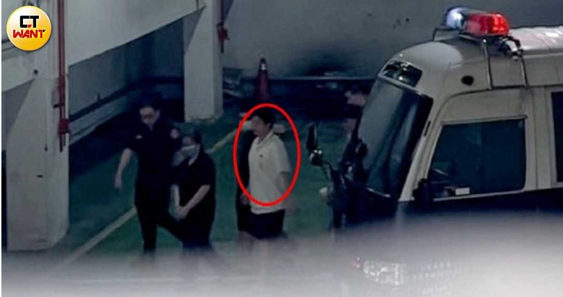 今日上午姚富文（紅圈）由囚車押解至臺北地院。（圖／高瑀彤攝）