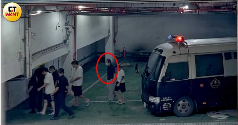 今日上午初文卿（紅圈）由囚車押解至臺北地院。（圖／高瑀彤攝）