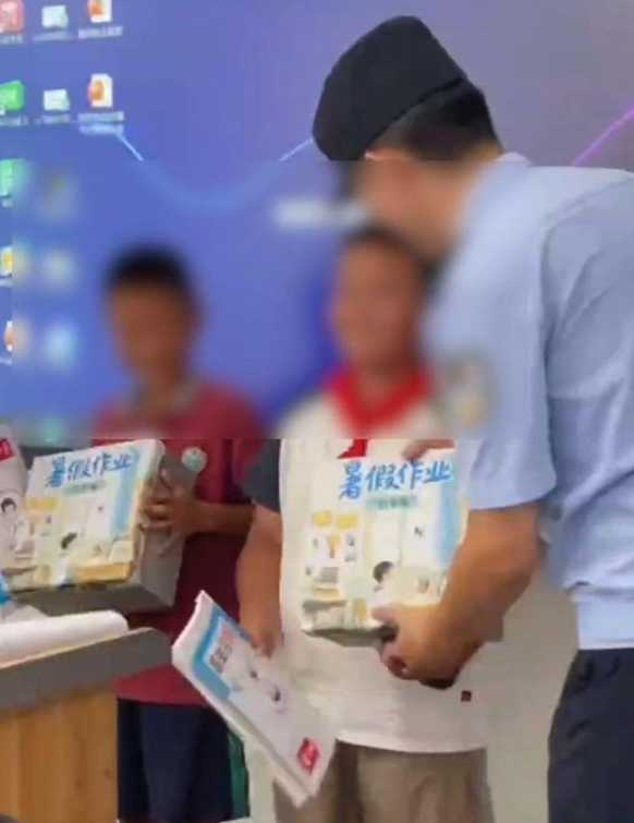 3名小學生驚見社區種罌粟,當街攔車帶警掃毒。(圖/翻攝自極目新聞)