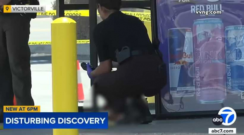 美國加州便利商店外驚現疑似「人皮泰迪熊」,外觀逼真到引起民眾報警,後經查為藝術家製作的恐怖道具。(圖/翻攝自ABC 7)