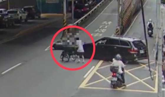 老翁疑為身障人士,事發後外籍看護從後座下車,推輪椅協助其下車。(圖/翻攝畫面)