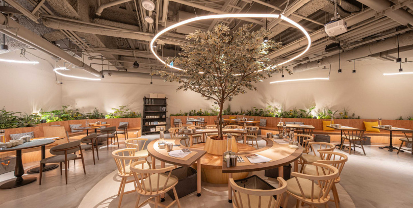 位於台北小巨蛋第一排的GUMGUM EGG，延續小巨蛋的蛋形設計為概念，以柔和的大地色系、弧線打造用餐空間。（圖／GUMGUM提供）