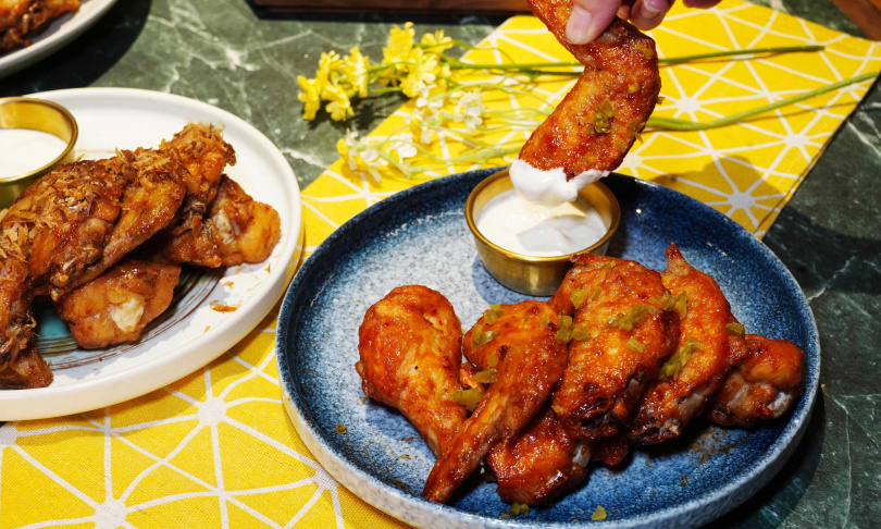 目前只有小巨蛋店吃得到的新口味「墨西哥辣甜心」（右）甜辣交織、屬於小辣辣度，撒上柴魚片的「黑醋歌舞醬魂」則近似章魚燒風味。（圖／魏妤靜攝）