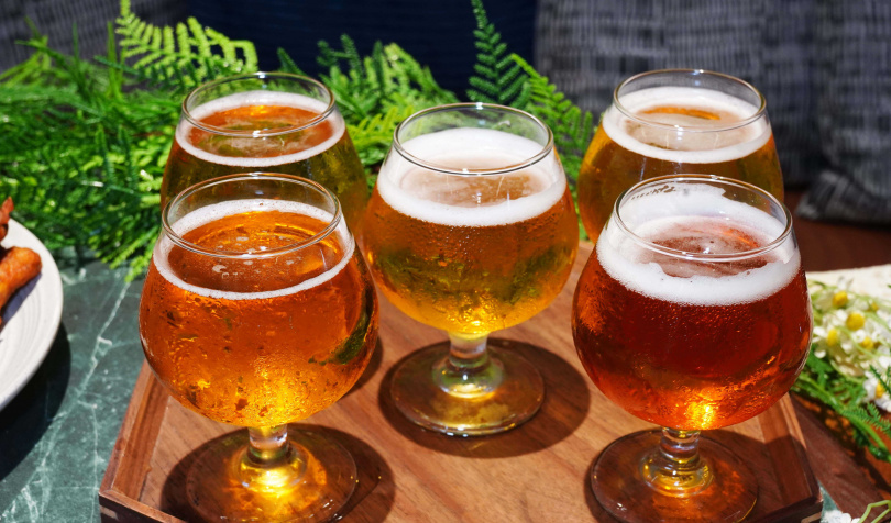 「剛剛鮮釀連續技」提供「剛剛一號美式淡艾爾精釀啤酒」、「暴食蜂蜜小麥精釀啤酒」等5款現拉啤酒，目前為內用限定。（580元，圖／魏妤靜攝）