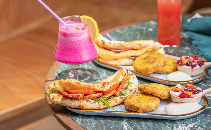 全新系列披薩三明治限定於11：30～14：30供應，推薦口味有「蜂蜜奶油法國煙燻厚培根」（前，420元）、「蒔蘿奶油煙燻鮭魚」。（360元，圖／GUMGUM提供）