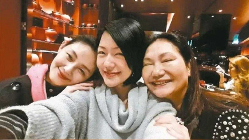 港媒稱小S將在金鐘獎舞台緬懷大S，經紀人回應澄清。（圖／翻攝自臉書）
