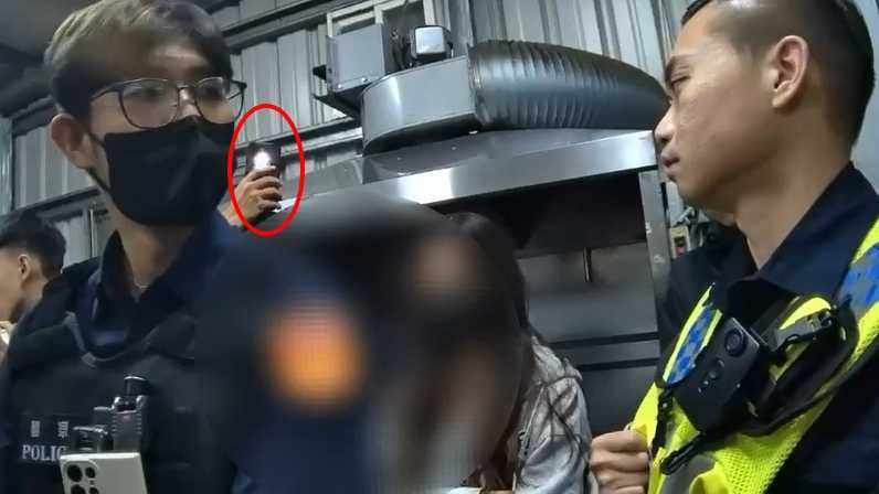 郭男不配合盤查對警方叫囂，還開啟閃光燈挑釁。（圖／翻攝畫面）