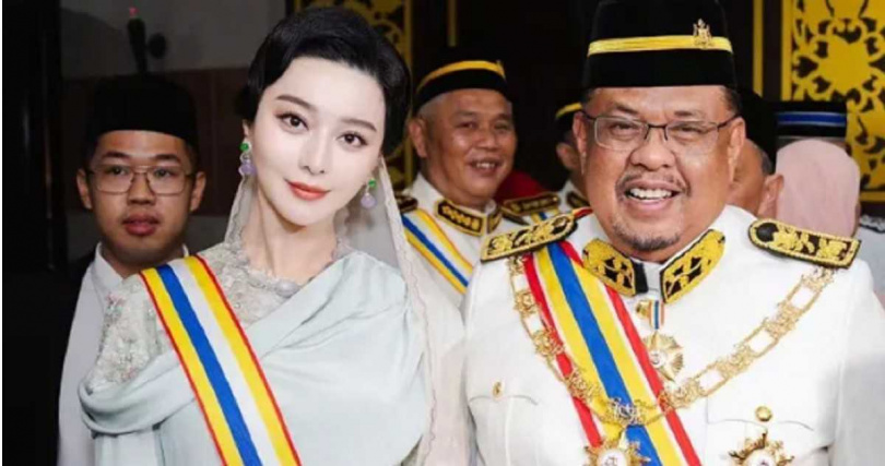 范冰冰以淡綠色馬來傳統服裝亮相，頭戴長紗絲巾，展現典雅風采。（圖／翻攝自微博， 范冰冰 ）