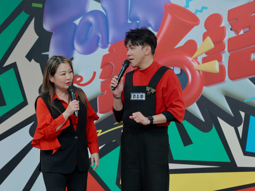 張秀卿(左)、許志豪是前同門,認識20年首度同框主持。(圖/公視台語台提供)