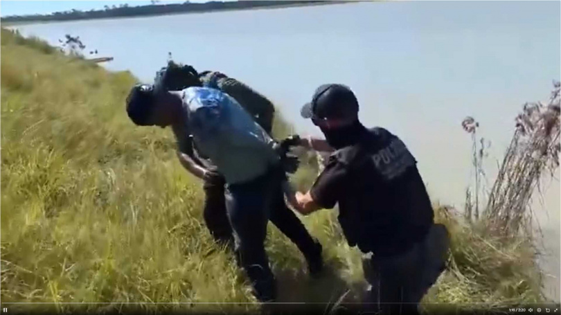 有人逃到水中被救起後，還是被抓捕。（圖／翻攝自社群網站X @koryodynasty）