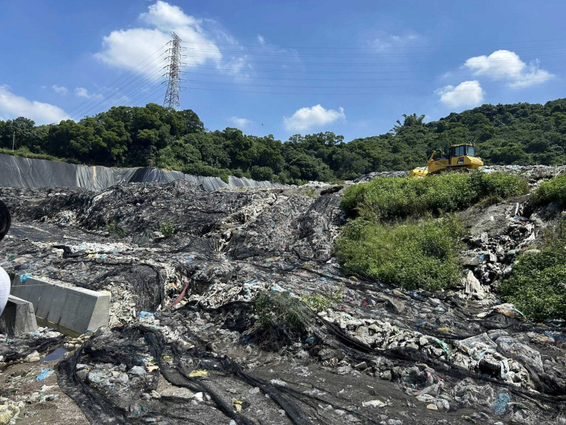 王立任率議會黨團同仁前往大里掩埋場進行勘查,現場可見垃圾堆積與工程機具作業畫面。(圖/翻攝自王立任臉書)