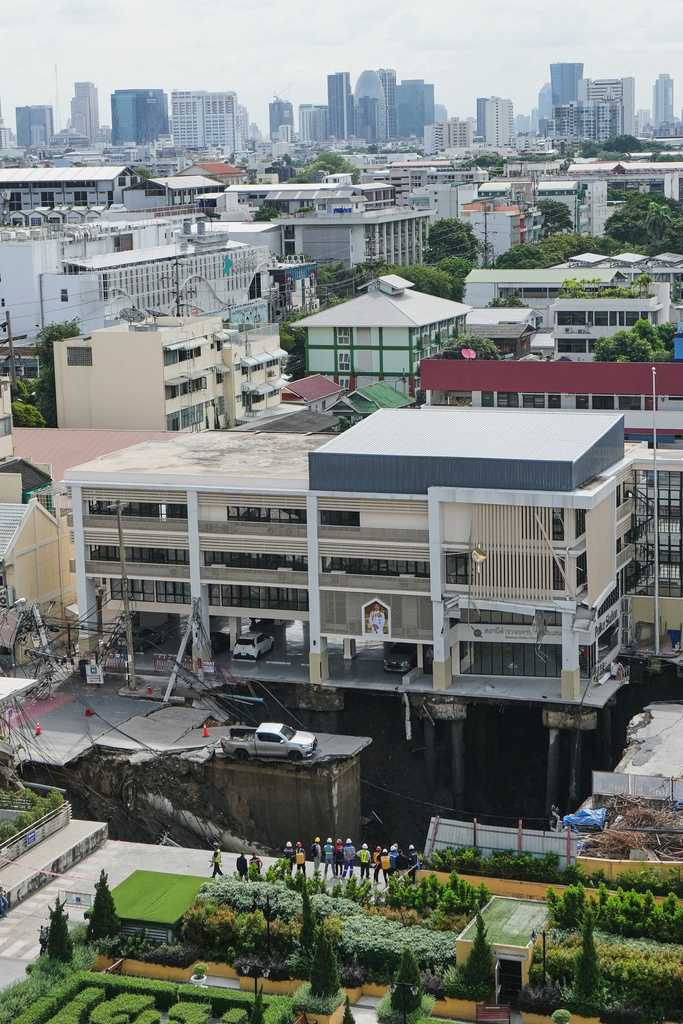 再度塌陷後,警察局建物下方樁基明顯裸露,當局已架設監測儀器密切追蹤位移變化。