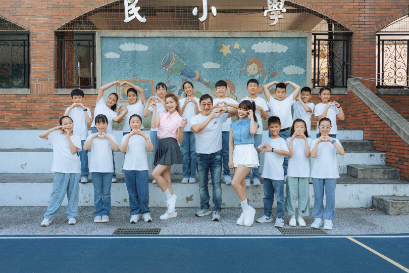 宇宙人〈不曾寧靜的夜〉MV透過日系美學詮釋台北夜色。（圖／相信音樂提供）