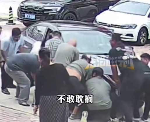 一群人合力將車抬起。（圖／翻攝自新浪新聞微博）