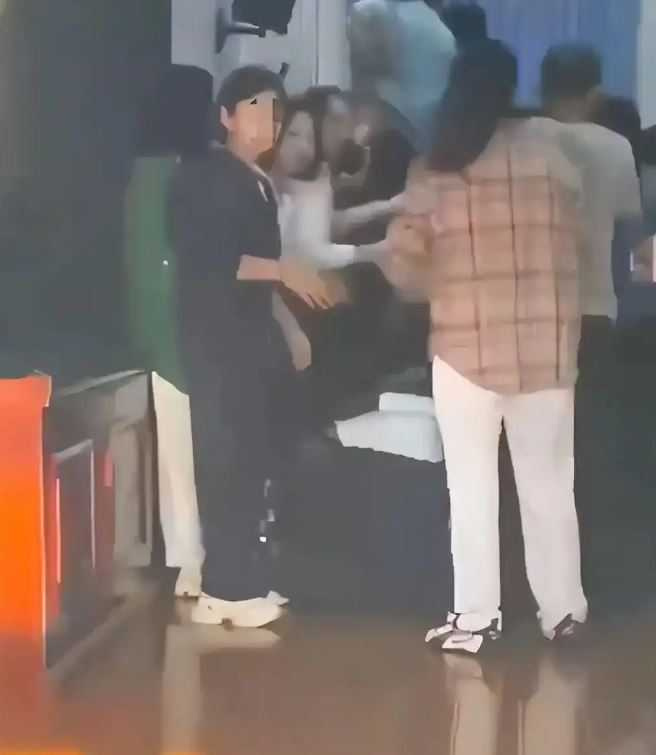 大陸河南省鄭州市中牟縣第三高級中學近日舉辦一場以「愧疚教育」為名的校園活動，引發巨大爭議。（圖／翻攝自微博）