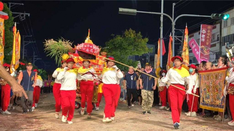 轎班人員抬著神轎來回衝刺。(圖/台中市政府提供)