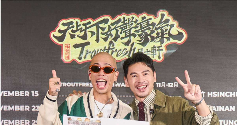 阿Ken為呂士軒獻上祝福。(圖/我宅有限公司提供)