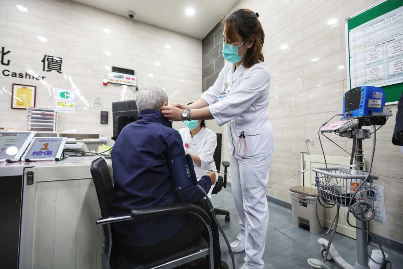 為緩解急診壅塞，衛福部今2日正式啟動「週日及國定假日輕急症中心（UCC）」試辦計畫，包括台北、新北、桃園、台中、台南及高雄六都先行，共設置13處據點，讓假日遭遇非重症但急需處理的病人可以前往就醫，不用擠到急診，落實分級醫療。（圖／中國時報黃世麒攝）