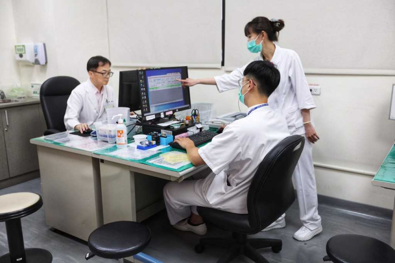 為緩解急診壅塞，衛福部今2日正式啟動「週日及國定假日輕急症中心（UCC）」試辦計畫，包括台北、新北、桃園、台中、台南及高雄六都先行，共設置13處據點，讓假日遭遇非重症但急需處理的病人可以前往就醫，不用擠到急診，落實分級醫療。（圖／中國時報黃世麒攝）