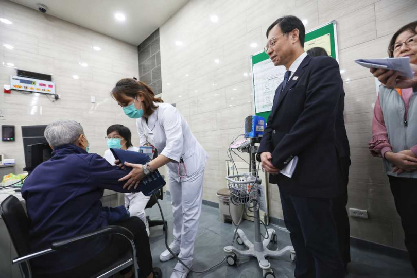 衛福部長石崇良（右二）2日視察位於台北市立聯合醫院信義門診的「週日及國定假日輕急症中心（UCC）」。（圖／中國時報黃世麒攝）