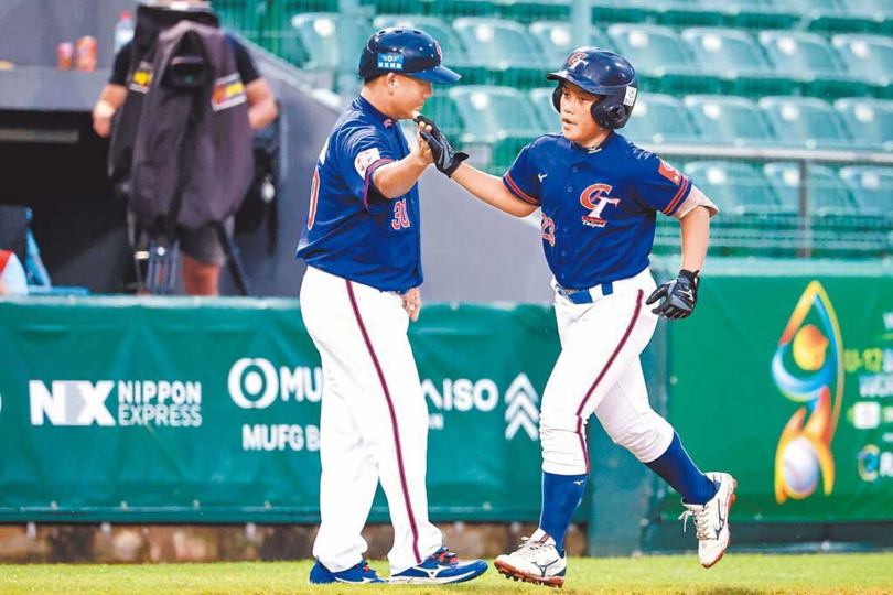 台南市U12少棒讓國際對台南的體育活動有了新的認識。圖為中華隊胡誠恩（右）敲出陽春炮，跑過三壘時跟總教練章子健（左）擊掌。（圖／翻攝自中華棒協官網）