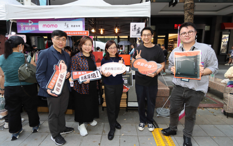 林奕華副市長與貴賓們也親自體驗特色品牌攤位，感受臺北商圈滿滿創意活力。（圖／臺北市商業處提供）