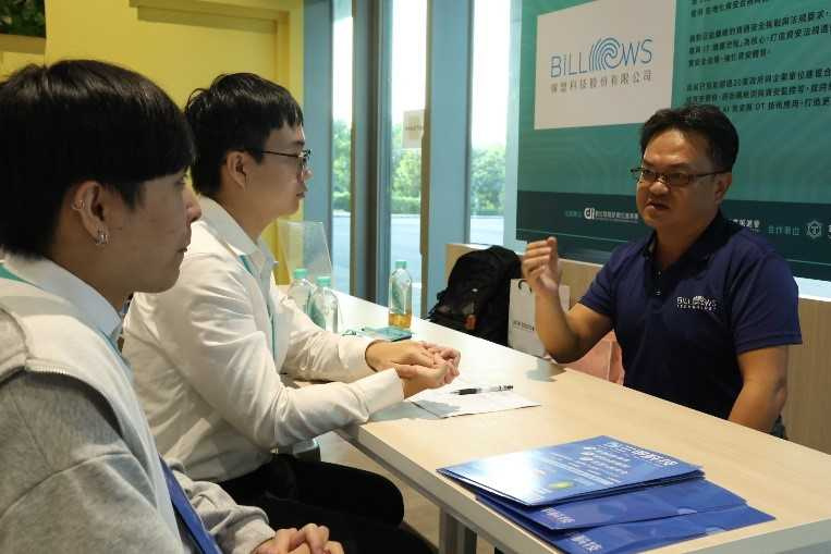 11/15於沙崙基地辦理人才媒合會，學生與與企業代表面對面交流，促進產學媒合與人才培育成果。（圖／數位產業署沙崙資安服務基地）