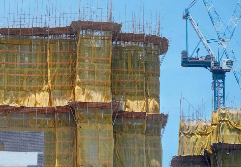 初步調查指出，包覆窗門的發泡膠板具高度可燃性，疑為火勢快速蔓延主因。