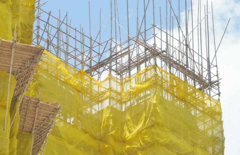 初步調查指出，包覆窗門的發泡膠板具高度可燃性，疑為火勢快速蔓延主因。