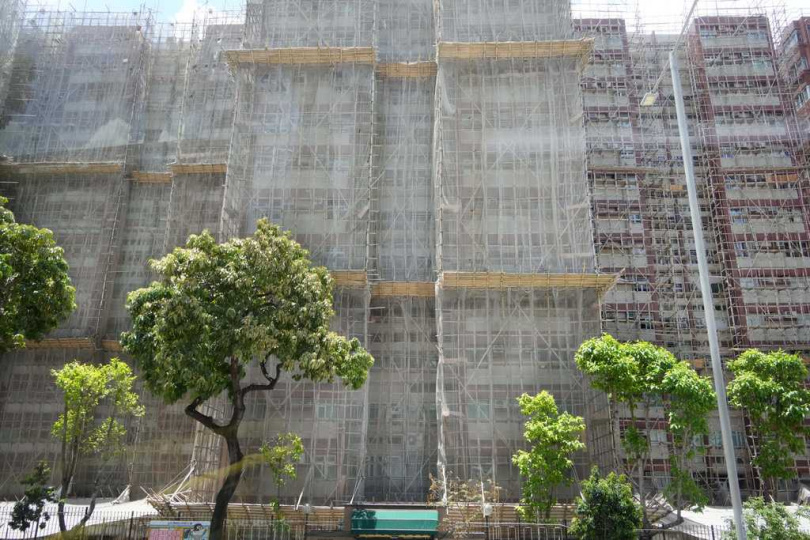 儘管棚網達阻燃標準，但發泡膠材質極易燃燒，成火勢延燒關鍵因素。