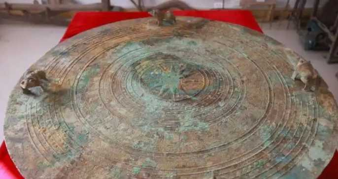 大陸廣西自治區柳城縣一名村民近日在河背屯竹林挖蚯蚓時,意外發現一面保存完好的千年銅鼓。(圖/翻攝自南國今報)