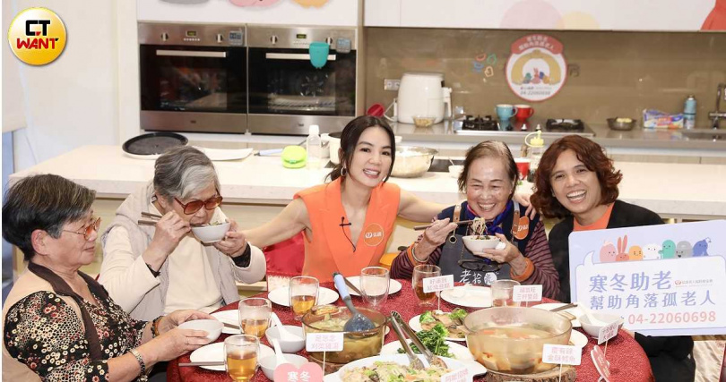 Ella出席「第17屆寒冬助老 刻不容緩獨居弱勢長輩關懷計畫」擔任代言人。（圖／侯世駿攝）