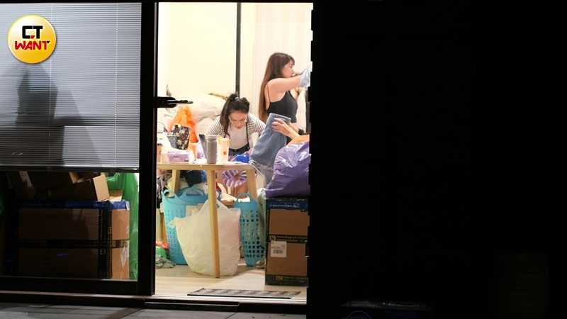 戴著眼鏡沒有特別打扮的熊熊在整理袋內衣物,頗有闆娘架式。(圖/本刊攝影組)