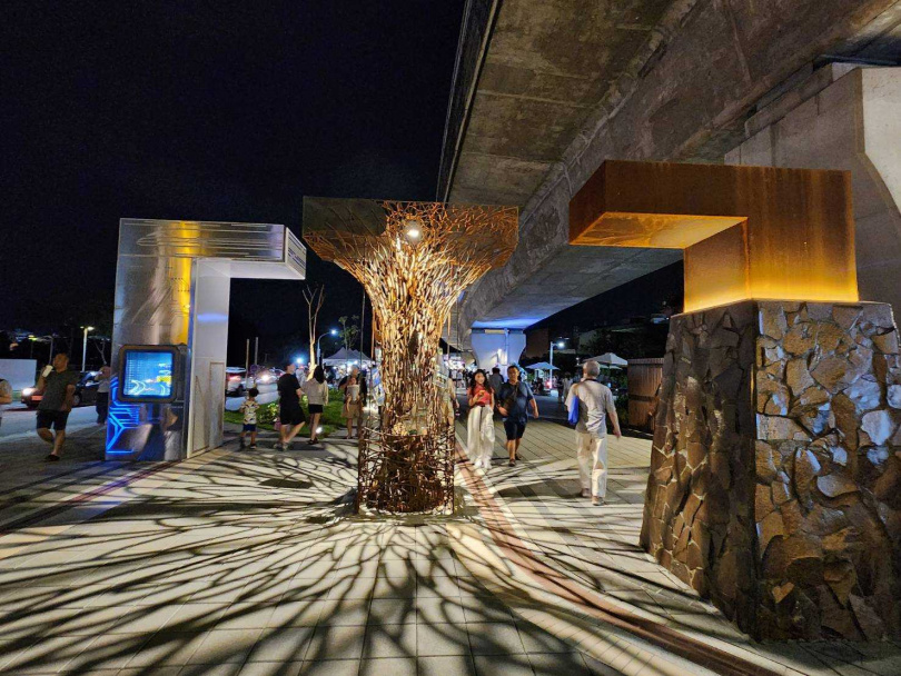 萬倉街的裝置藝術呈現過去貓洞及銜接未來。（圖片提供／屏東縣政府）