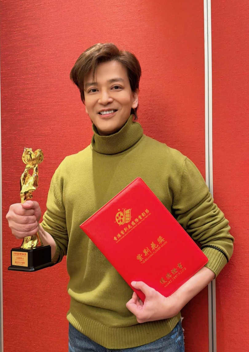 陳曉東於第四屆香港紫荊花國際電影節榮獲「最佳男主角」殊榮，日前終於親手拿到獎座。（圖／火爆娛樂提供）