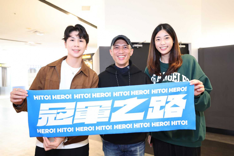導演（中）及奧運跆拳道銅牌選手羅嘉翎（右）、奧運拳擊金牌選手林郁婷（左）到場觀影。（圖／中華職業棒球大聯盟提供）